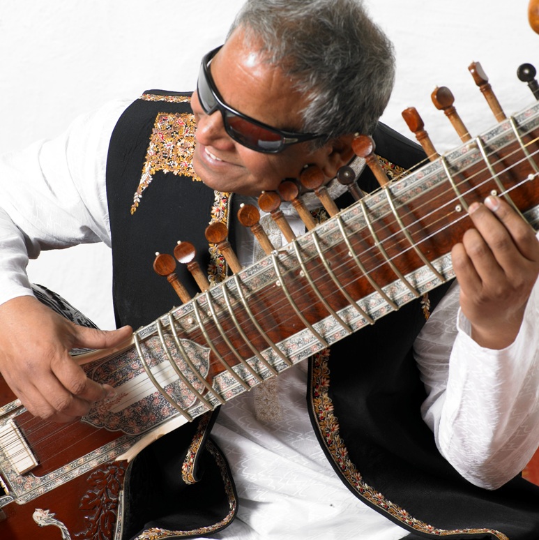 aluji sitar back wcoat smiling by Simon Richardson